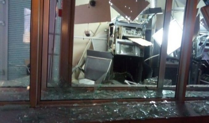 Злоумышленники взорвали банкомат и часть отделения "Альфа банка" в Москве (фото + видео)