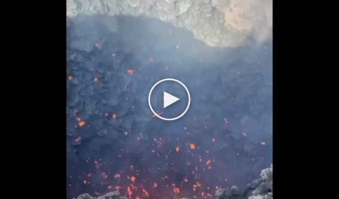 Туристы на Камчатке засняли извержение у самого жерла вулкана