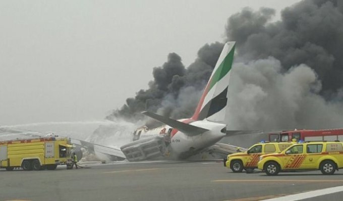 В аэропорту Дубая после экстренной посадки загорелся самолет (3 фото)