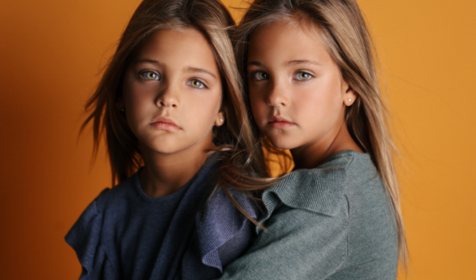 Эти близняшки стали моделями в 7 лет благодаря маме (30 фото)