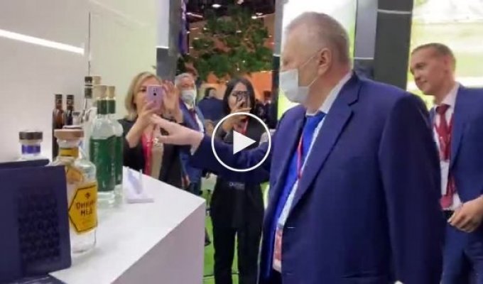 Жириновский обчистил стенд «Башспирта» на петербургском форуме