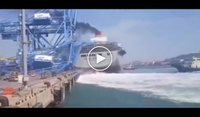 В Пусане огромный контейнеровоз врезался в причал