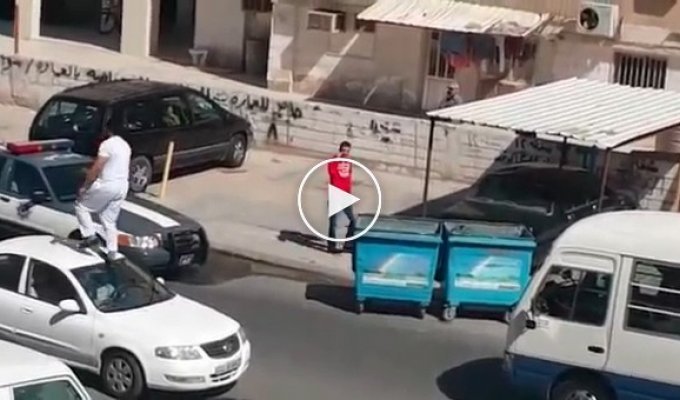 Пьяный мужик в Кувейте вырубает офицера полиции