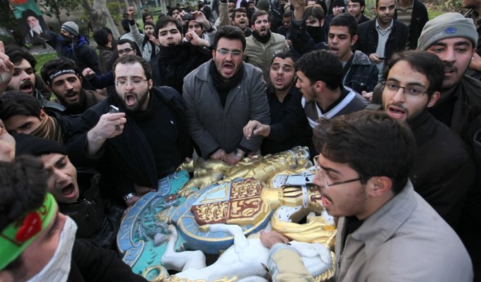 Иранцы ворвались в британское посольство (6 фото)