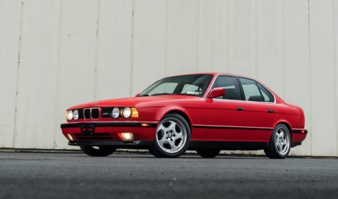Ухоженный и недешевый BMW M5 1991 года красного цвета (19 фото)