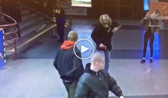 Культурные газовые хулиганы в метро Санкт-Петербурга напали на пару