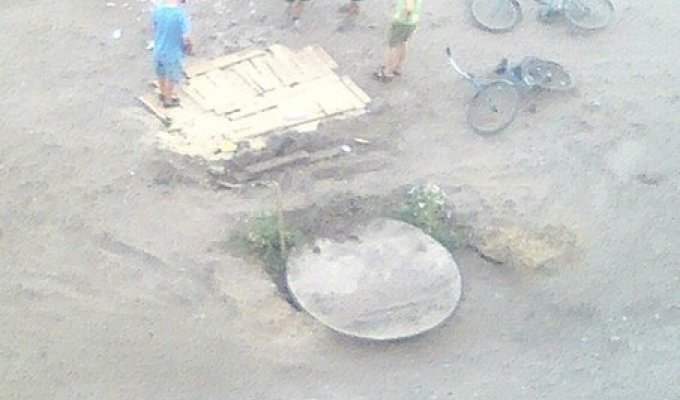 В Чувашии детям пришлось самостоятельно чинить дорогу (6 фото)