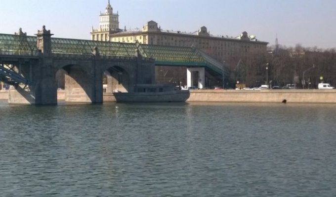 «Корабль-призрак» на Москве-реке (2 фото)