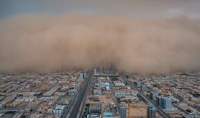 Фотограф опубликовал эпичное видео песчаной бури, за секунды поглотившей город (5 фото)