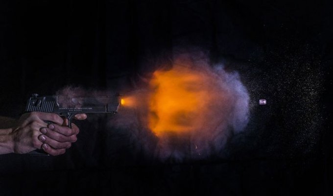 Фотографии вылетающих пулей от баллистического фотографа (19 фото)