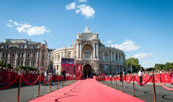 Как селебритиз мерялись нарядами на красной дорожке Одесского кинофестиваля