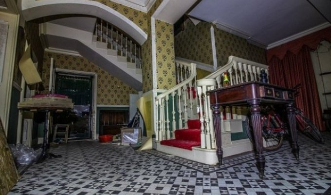 Таинственный 150-летний особняк, который оставили люди (15 фото)