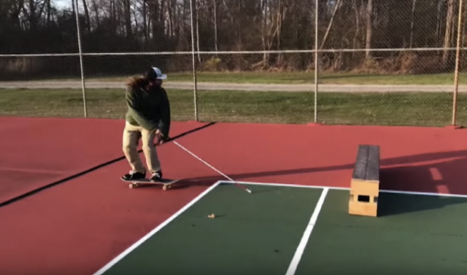 Слепой скейтбордист не бросил любимое занятие и живет полной жизнью (4 фото + 2 видео)
