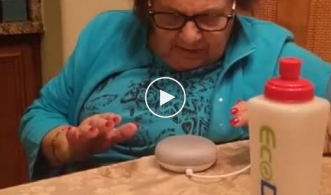 Веселая бабушка из Италии изучает новые технологии, общаясь с помощником Google (английский)