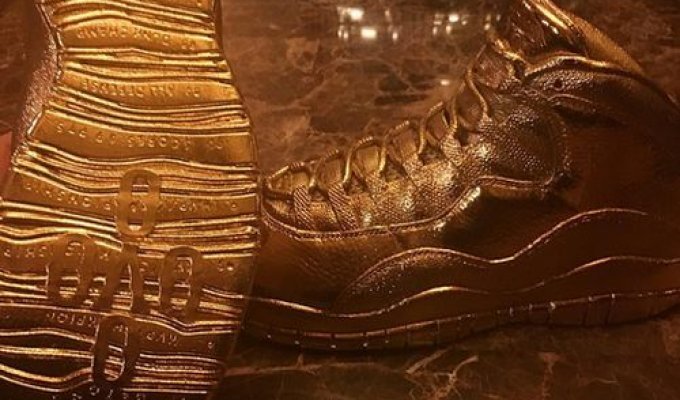 Рэпер Дрейк похвастался золотыми кроссовками OVO x Air Jordan 10 (4 фото)