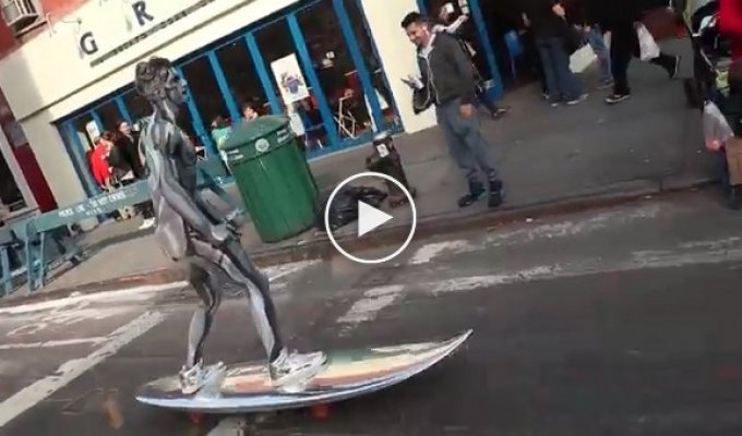 Человек в костюме Серебряного Серфера промчался по улицам Нью-Йорка   