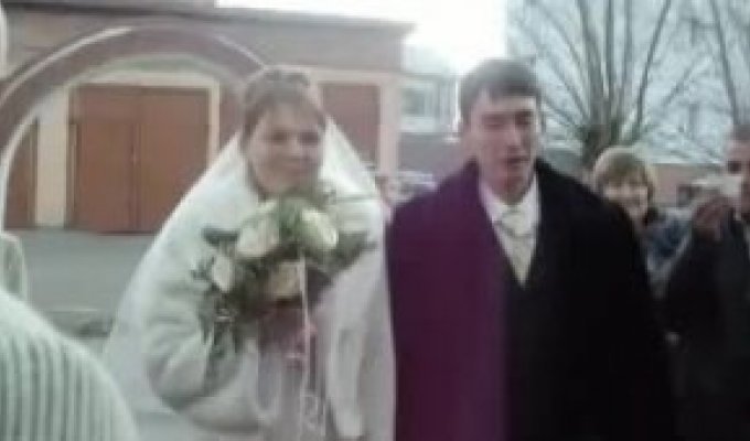 Невеста вывихнула челюсть когда кусала свадебный каравай
