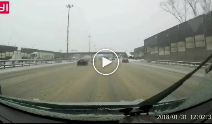 Снежно в Москве. Авария на Ярославском шоссе