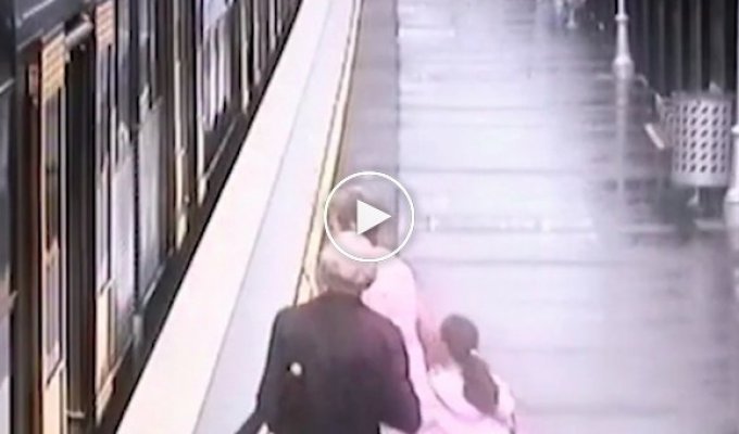 Ребенок упал в щель между поездом и перроном