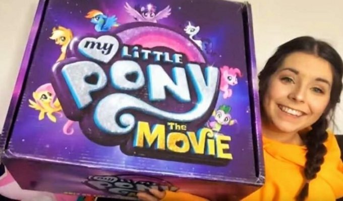 22-летняя девушка уволилась, чтобы стать Ютуб-знаменитостью, играясь игрушечными пони (7 фото + 1 видео)