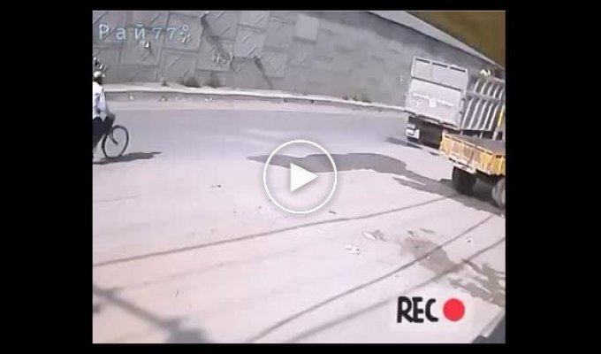 Велосипедист чудом сбежал с места обрушения грузовика и попал на видеокамеру