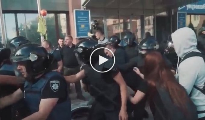 У Киевгорстроя возникли разборки между представителями АЗОВ и полицией