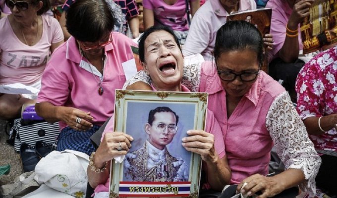 Таиланд скорбит по королю и поражается поведению наследника (27 фото)