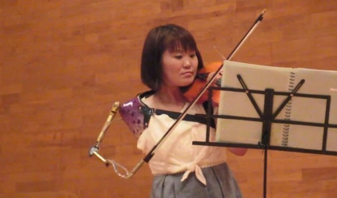Японка с одной рукой виртуозно играет на скрипке протезом (6 фото + 1 видео)