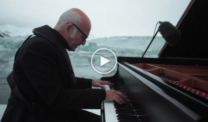 Итальянский композитор сыграл на рояле на льдине   