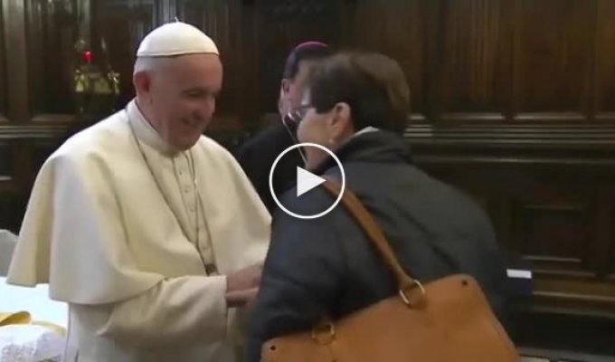 Папа Римский выдергивает руку из-под губ пытающихся поцеловать его перстень верующих