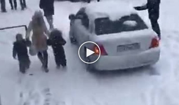 Транспортный коллапс из-за снегопада во Владивостоке
