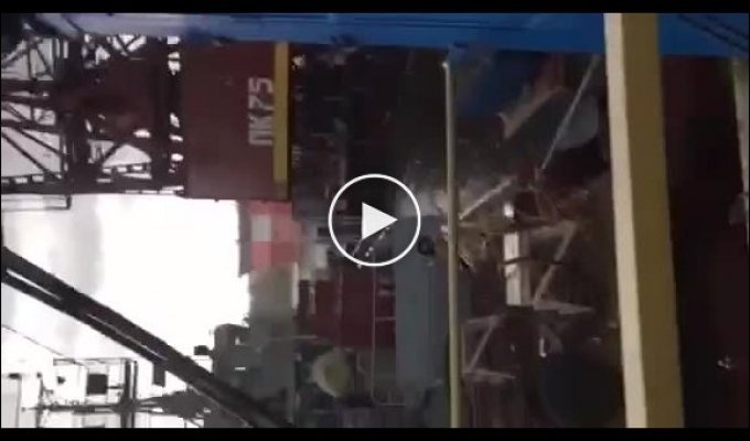На судностроительном заводе в Зеленодольске, от сильного ветра сорвало кран