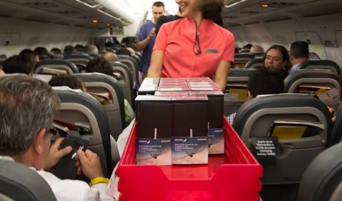 Пассажиры авиарейса бесплатно получили Samsung Galaxy Note 8 (4 фото)