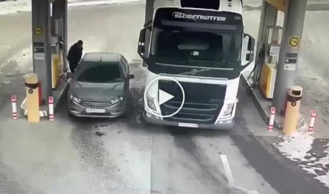 Водитель из Абакана попробовал спасти машину от наезда фуры