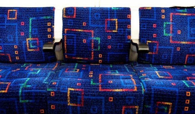 В сети объяснили, почему во всех автобусах сидения имеют такую яркую обивку. Звучит вполне логично! (3 фото + 1 видео)