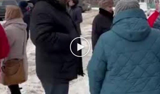 В Ярославской области депутат показал средний палец на встрече с жителями