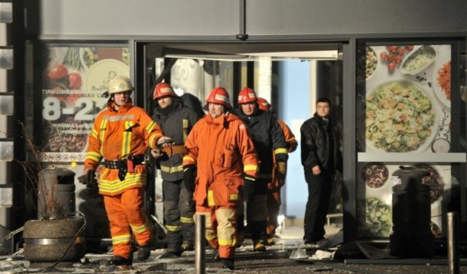Опасный шоппинг: в одном из торговых центров Риги обрушилась крыша (14 фото)