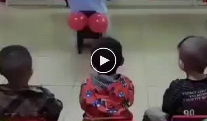 Маленьких детей учат на шариках как вытирать пятую точку