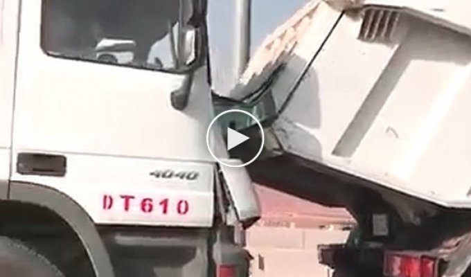 Паровозик из нескольких грузовиков в арабской стране