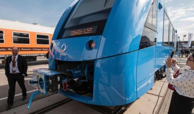 В Германии запустили первый поезд на водородном топливе (3 фото)