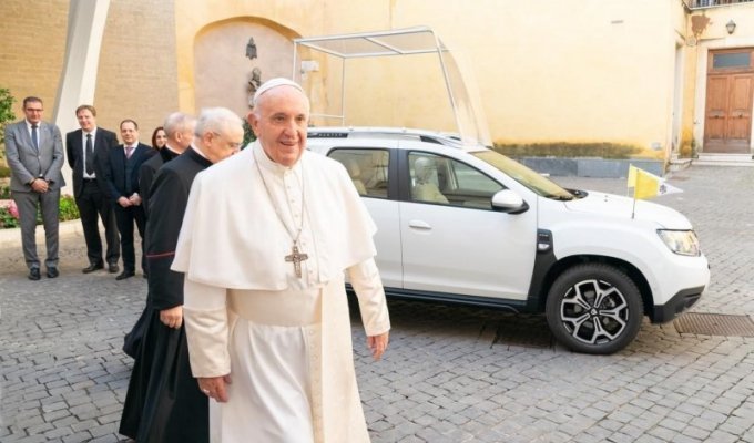 Скромный Папа: Франциск получил специальный Dacia Duster (5 фото)
