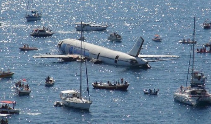 На турецком курорте затопили самолет Airbus A300 ради привлечения туристов (3 фото)