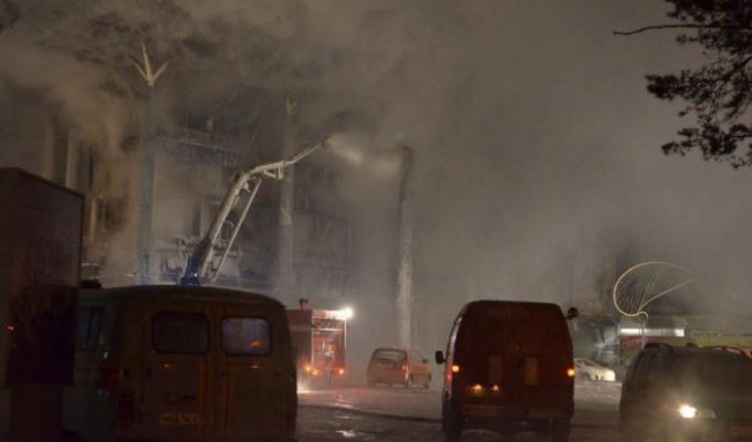 Пожар в ТЦ в Уфе (19 фотографий)