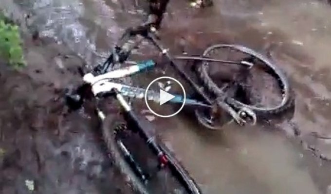 Прокатился на большой скорости на велосипеде по грязи (тише звук)