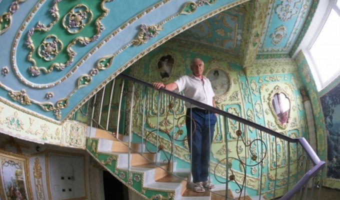 Киевский пенсионер 16 лет превращает свой подъезд в Рундальский дворец (8 фото)