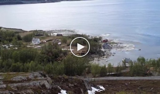 В Норвегии дома возле берега ушли в свободное плаванье