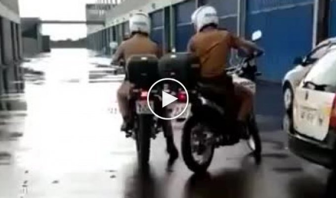 Офицеры бразильской полиции учатся патрулировать улицы на мотоцикле