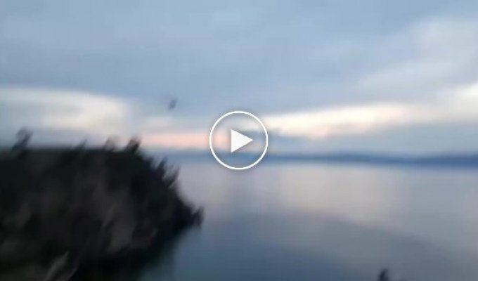 Одномоторный самолет упал в озеро Байкал