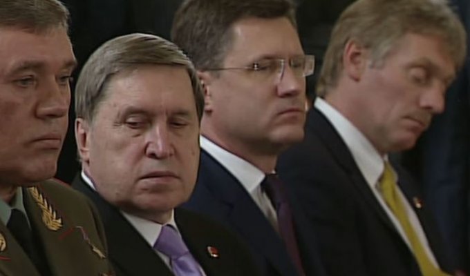 Пресс-секретарь президента России Дмитрий Песков уснул на пресс-конференции Путина и Эрдогана (7 гифок)
