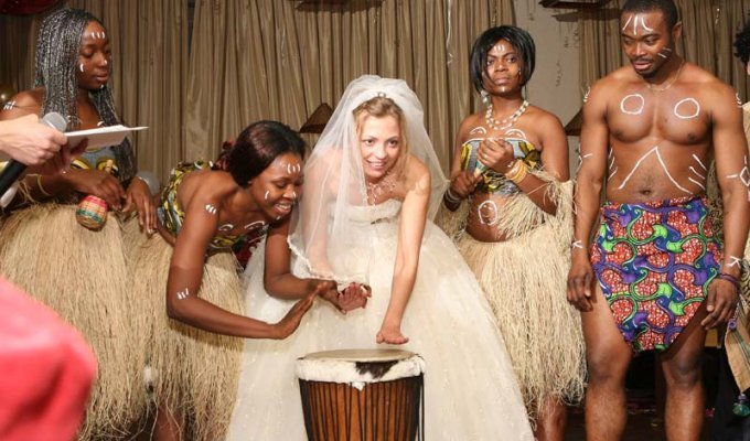 Необычные свадебные традиции мира (11 фото)